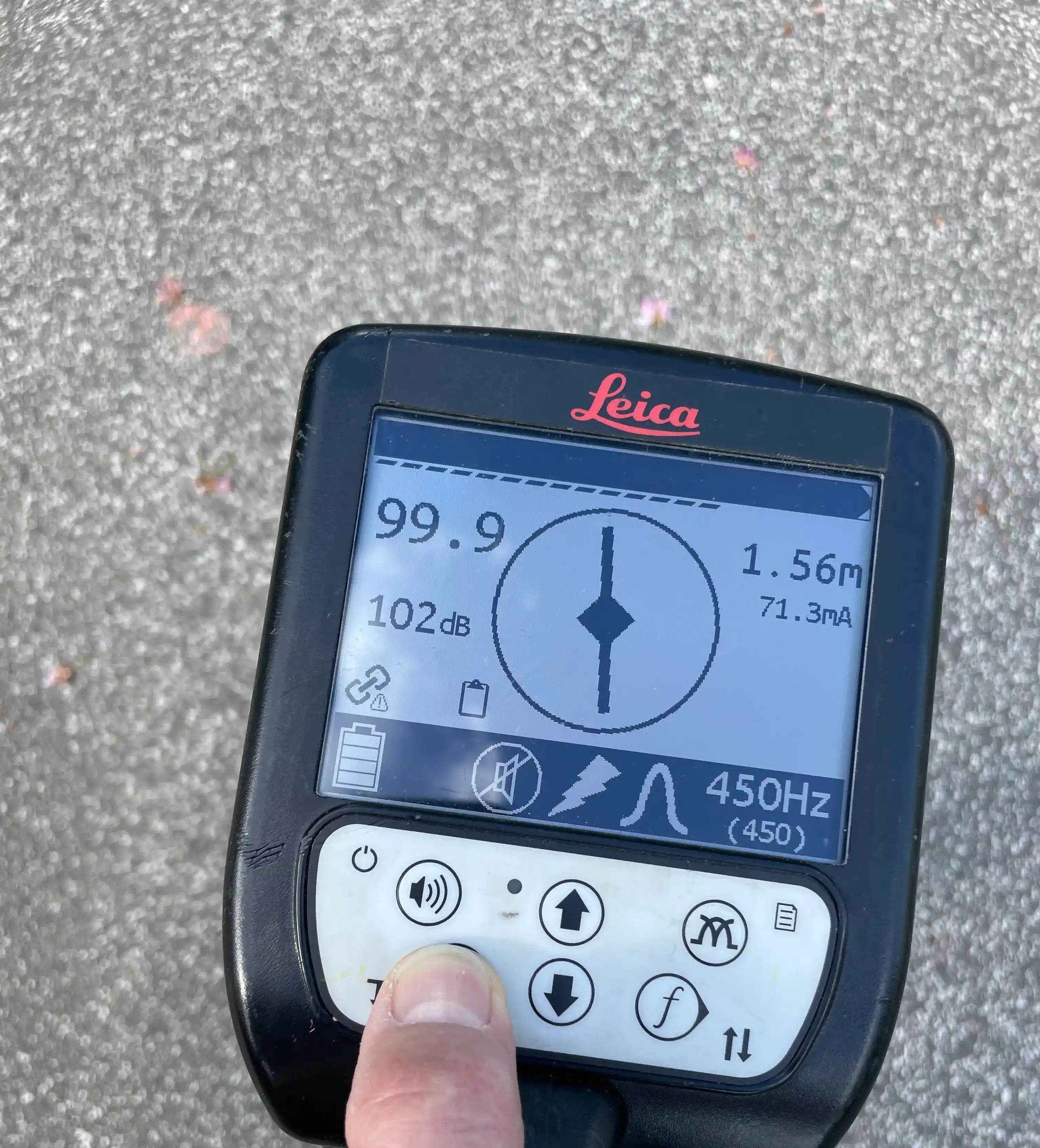 Elektromagnetisches Kabelortungsgerät zum Aufspüren unterirdischer Leitungen