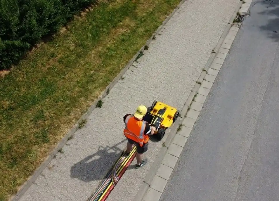 Ein KI-generiertes Bild einer Person, die GPR-Daten auf einem Gehweg erfasst, auf dem unterirdische Versorgungsleitungen zu sehen sind
