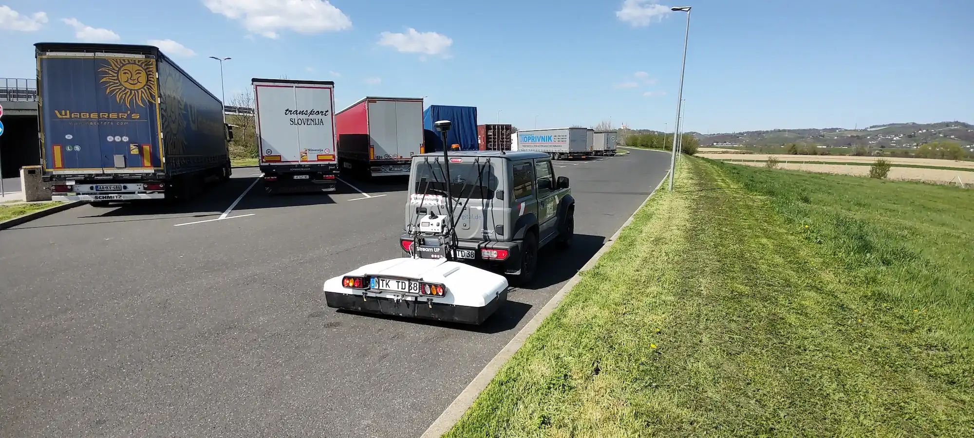 Stream UP einsatzbereit auf einem Parkplatz