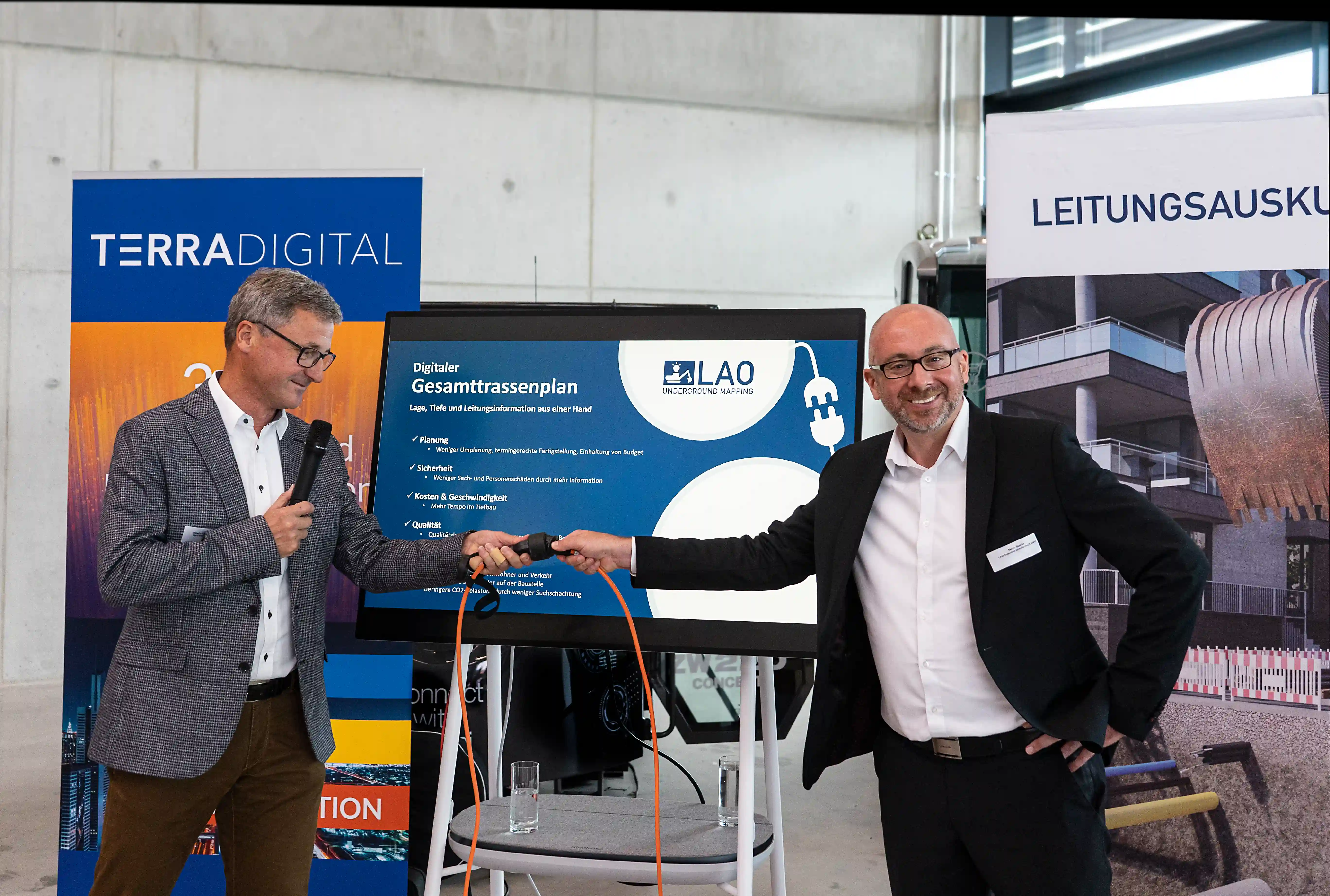 Handschlag zur Partnerschaft zwischen Terra Digital und LAO Leitungsauskunft Online